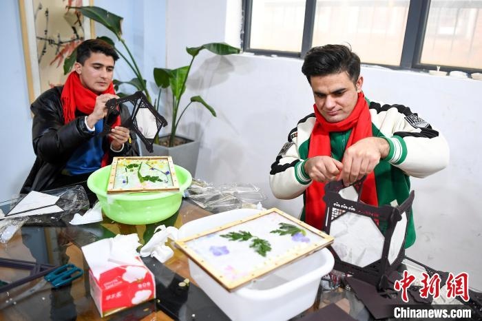 巴基斯坦留學(xué)生制作燈籠?！钊A峰 攝