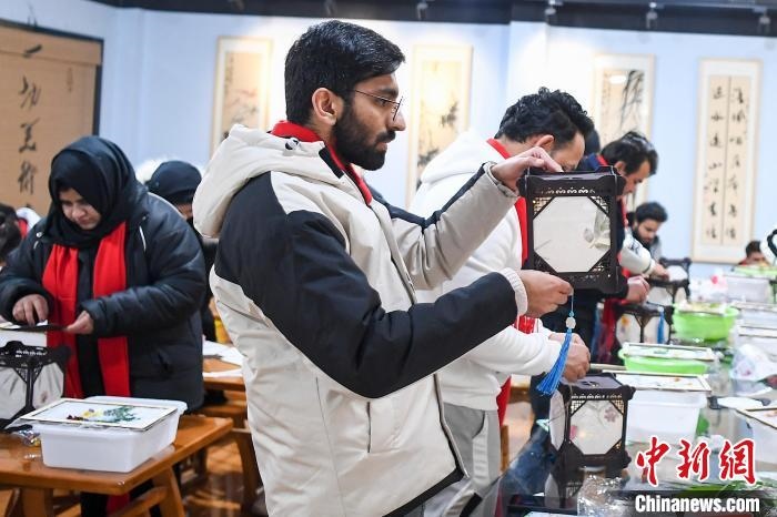 巴基斯坦留學(xué)生制作燈籠?！钊A峰 攝