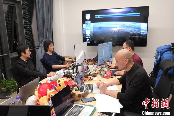 廣州美術學院曹雪、劉平云帶領的設計團隊對北京冬奧會吉祥物加班加點進行修改設計。(資料圖) 劉平云供圖