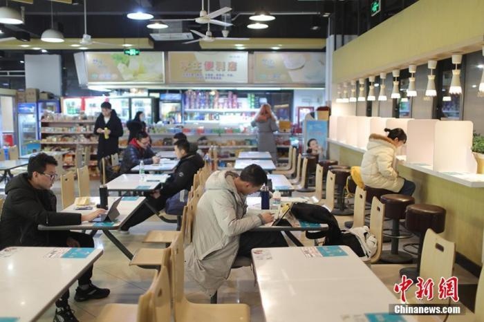 資料圖：考研學(xué)生在食堂內(nèi)復(fù)習(xí)。 泱波 攝