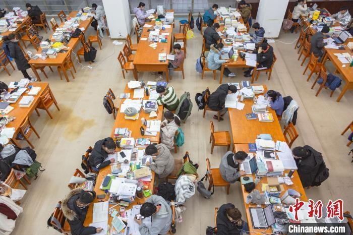 資料圖：南昌大學(xué)圖書館自習(xí)室內(nèi)，考生正在緊張復(fù)習(xí)?！⒘?攝