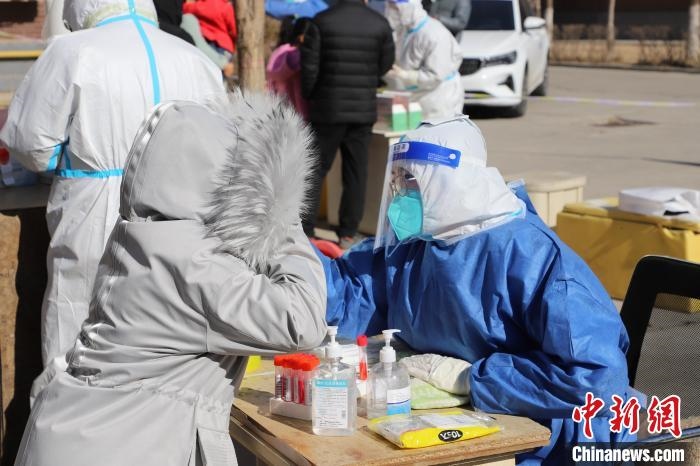 呼和浩特市民做核酸。　張林虎 攝