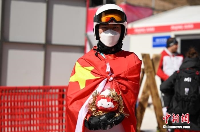 3月6日，中國選手梁景怡在賽后手捧吉祥物。當日，北京2022年冬殘奧會殘奧高山滑雪男子超級大回轉(zhuǎn)-站姿決賽在國家高山滑雪中心舉行，中國選手梁景怡奪得冠軍。 <a target='_blank' href='/'>中新社</a>記者 劉冉陽 攝 　