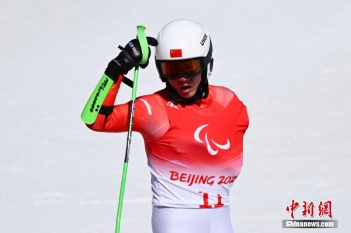 3月6日，中國選手梁景怡賽后慶祝勝利。當日，北京2022年冬殘奧會殘奧高山滑雪男子超級大回轉(zhuǎn)-站姿決賽在國家高山滑雪中心舉行，中國選手梁景怡奪得冠軍。 <a target='_blank' href='/'>中新社</a>記者 劉冉陽 攝 　