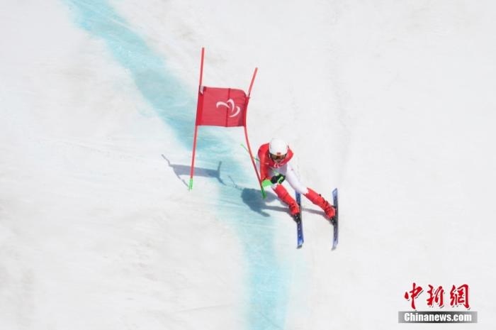 3月6日，中國選手梁景怡在比賽中。當日，北京2022年冬殘奧會殘奧高山滑雪男子超級大回轉(zhuǎn)-站姿決賽在國家高山滑雪中心舉行，中國選手梁景怡奪得冠軍。 <a target='_blank' href='/'>中新社</a>記者 劉冉陽 攝 　