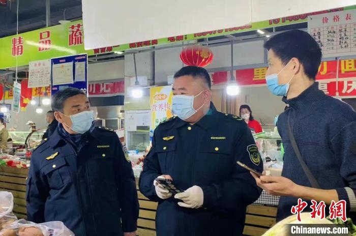 圖為執(zhí)法人員進行調(diào)查?！±铈面谩z