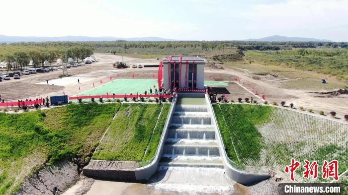 圖為生態(tài)補(bǔ)水現(xiàn)場(chǎng)?！》缎Э?攝