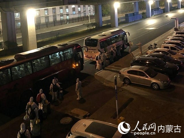 高校學(xué)生有序登車，前往隔離點(diǎn)。內(nèi)蒙古教育廳供圖