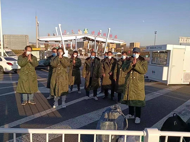 護送農民工安全返鄉(xiāng)。賽罕區(qū)民政局供圖