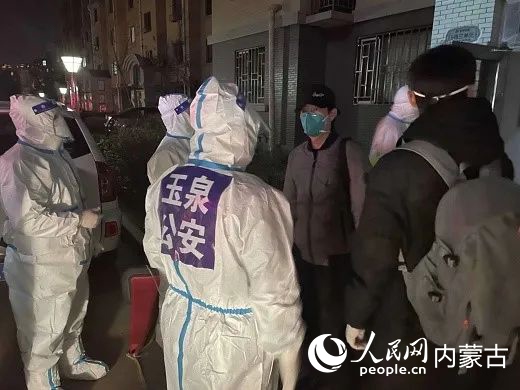 耐心溝通，居民們轉(zhuǎn)變態(tài)度。平安玉泉供圖