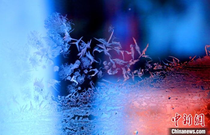 點(diǎn)點(diǎn)冰花像一個(gè)個(gè)小精靈。　孫書程 攝