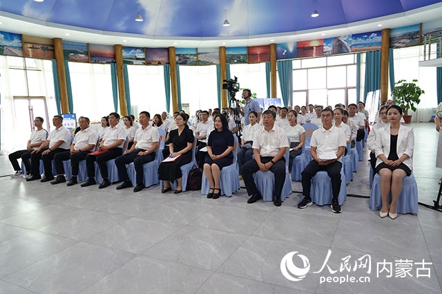 與會人員共同觀看科右中旗牛產(chǎn)業(yè)高質量發(fā)展專題片。苑曉睿攝