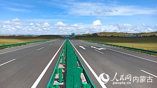 G1611經(jīng)棚至烏蘭布統(tǒng)高速公路項(xiàng)目。人民網(wǎng)記者 趙夢月攝
