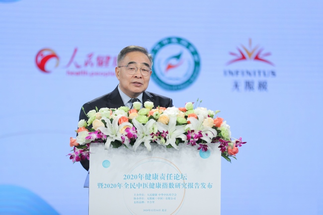 “人民英雄”國家榮譽稱號獲得者、中國工程院院士、天津中醫(yī)藥大學校長張伯禮圍繞中醫(yī)藥戰(zhàn)“疫”的經驗和貢獻進行了主題演講.jpg