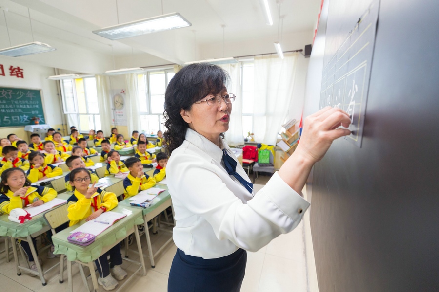 民族路小學(xué)（迎賓校區(qū)），語(yǔ)文老師燕凌云正在帶領(lǐng)同學(xué)們書寫漢字.jpg