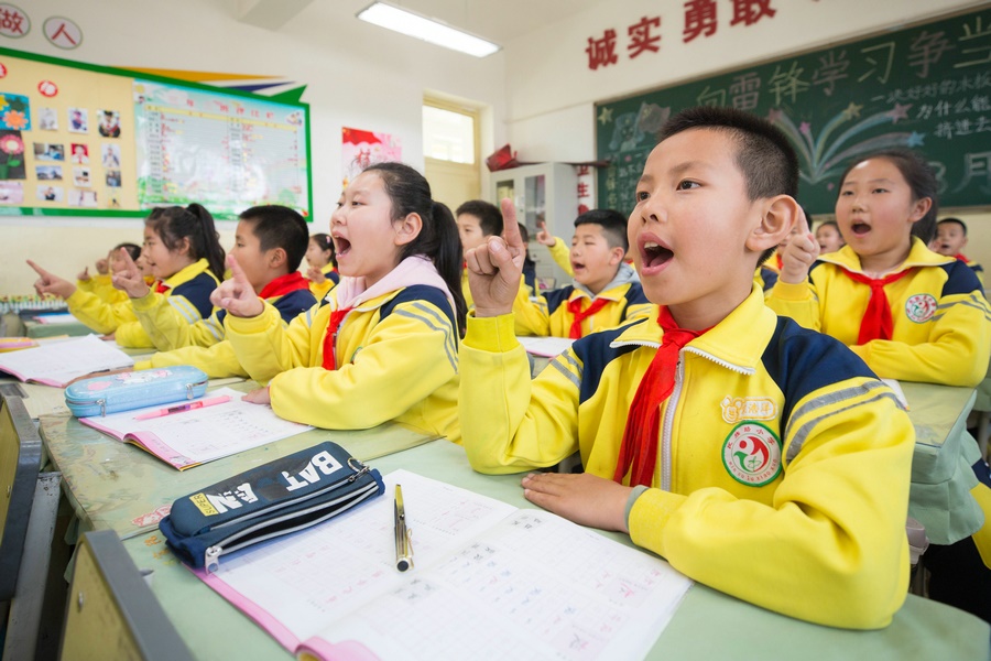 民族路小學(xué)（迎賓校區(qū)），同學(xué)們用手指虛劃筆順掌握字形（1）.jpg