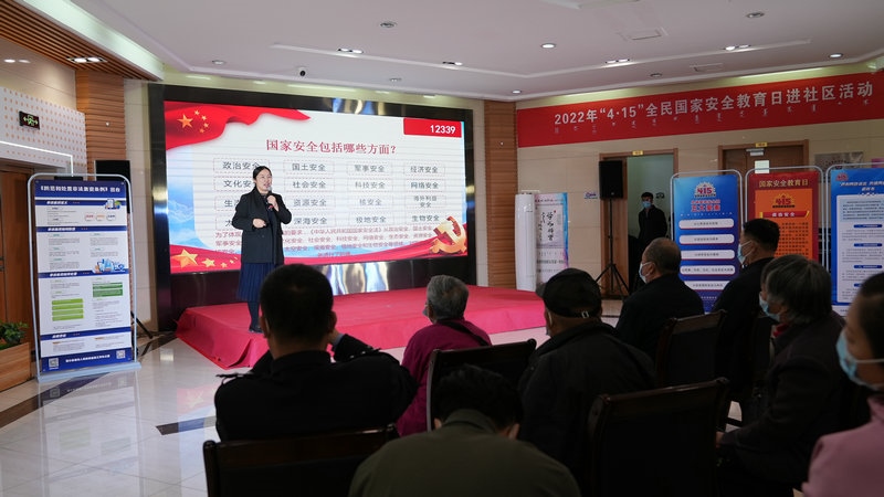 線下聯(lián)合各國(guó)家安全委員單位同步開(kāi)展“國(guó)家安全進(jìn)社區(qū)”活動(dòng)，現(xiàn)場(chǎng)通過(guò)以國(guó)家安全知識(shí)問(wèn)答為主線，穿插烏蘭牧騎演出、國(guó)家安全宣講、發(fā)放國(guó)家安全法律法規(guī)讀本等形式，圍繞什么是國(guó)家安全、國(guó)家安全包含哪些內(nèi)容、如何維護(hù)國(guó)家安全等方面，為社區(qū)老百姓開(kāi)展宣傳宣講，同時(shí)作為現(xiàn)場(chǎng)“進(jìn)社區(qū)”活動(dòng)與線上直播活動(dòng)連線，把現(xiàn)場(chǎng)熱烈氣氛帶到網(wǎng)絡(luò)，與大家共同分享。 (4)_副本.jpg