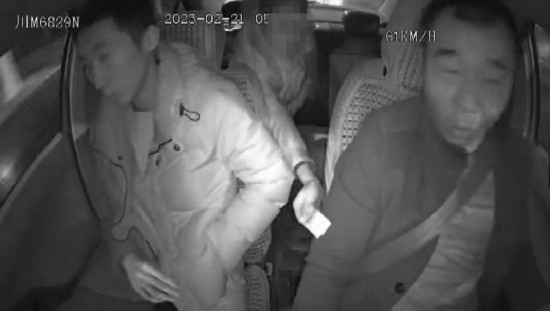 凌晨女子打車(chē)到江邊，并掏出百元大鈔給司機(jī)稱不用找了。資陽(yáng)公安供圖