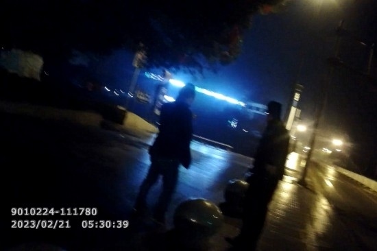 報(bào)警人唐師傅向民警講述情況 。資陽(yáng)公安供圖