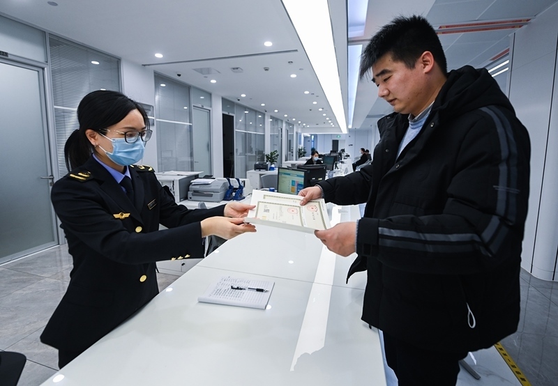 2023年2月8日，浙江省湖州市吳興區(qū)，企業(yè)負(fù)責(zé)人在中小微企業(yè)一站式服務(wù)平臺領(lǐng)取營業(yè)執(zhí)照。