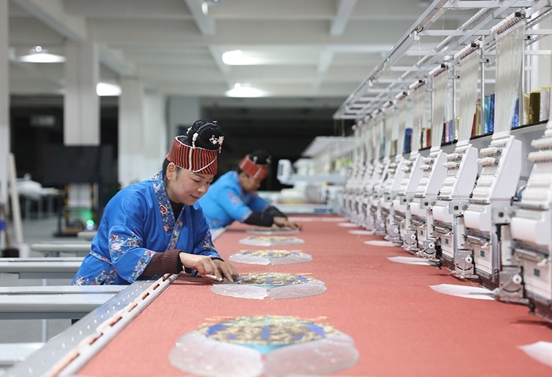 2023年2月13日，貴州省黔東南苗族侗族自治州施秉縣工業(yè)園區(qū)，工人在機(jī)繡車間作業(yè)。