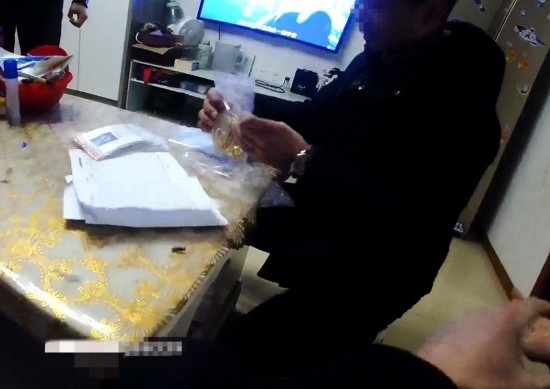 失主對照清單清點黃金等貴重物品。資陽市公安供圖