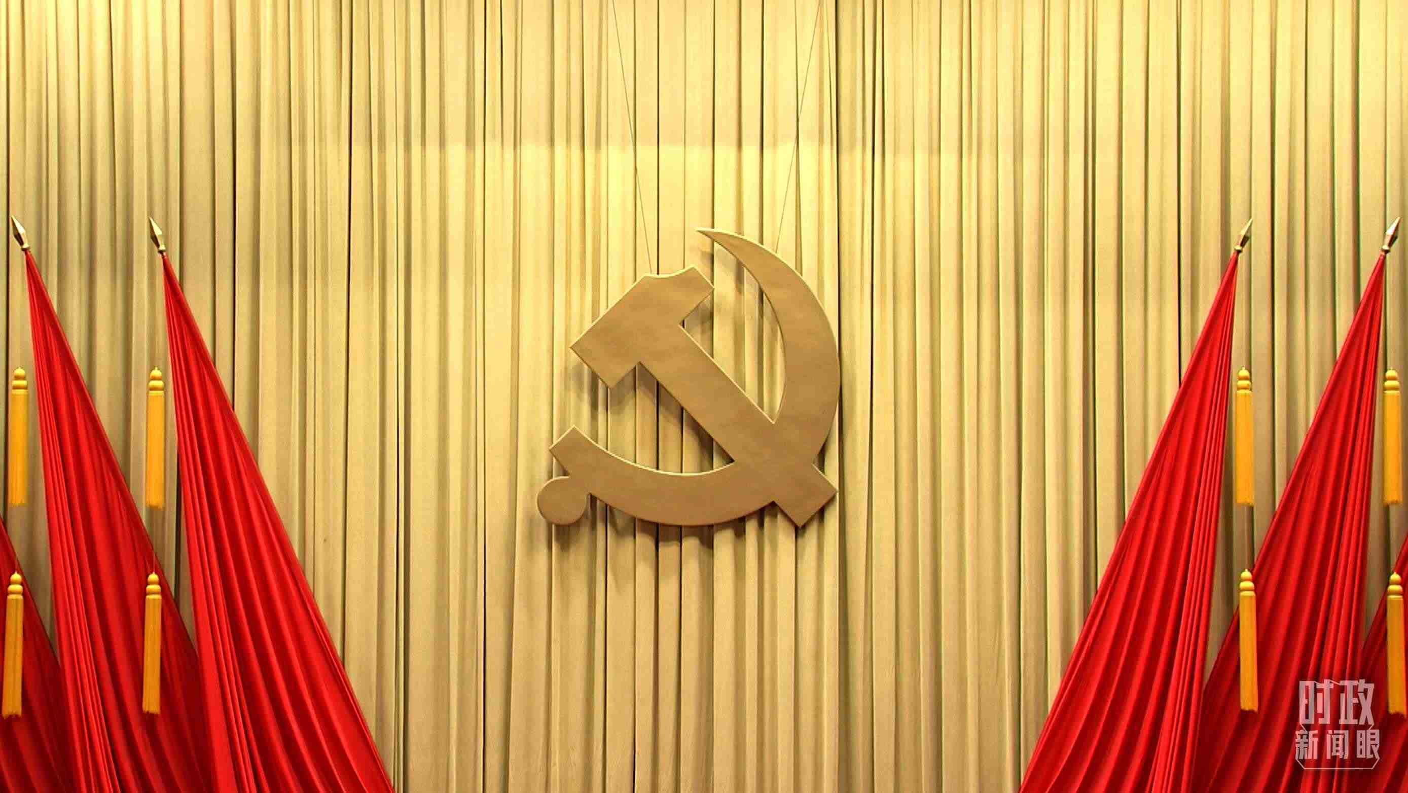 △會場上莊嚴(yán)的黨徽。（總臺央視記者郭鴻拍攝）