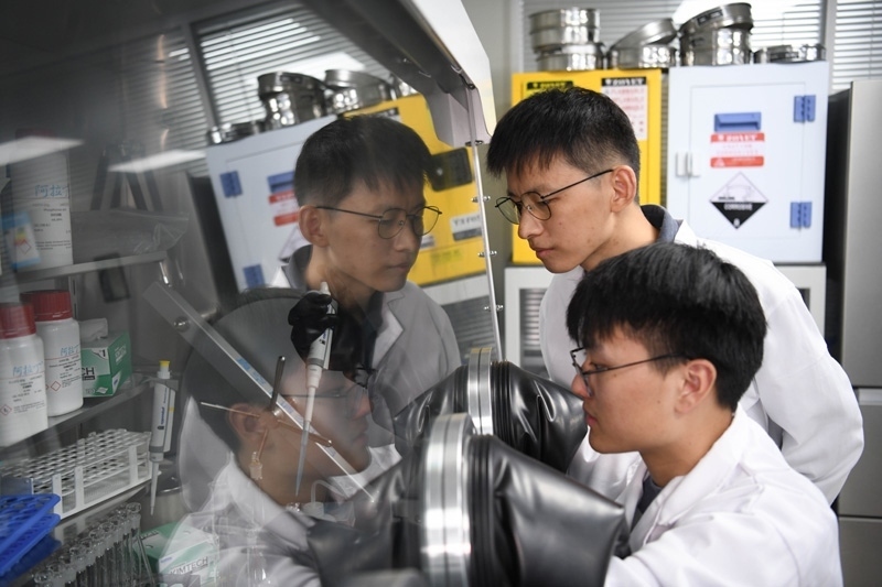 2022年10月19日，中國科學(xué)技術(shù)大學(xué)地球和空間科學(xué)學(xué)院研究員、青年教師郝記華（后）在實(shí)驗(yàn)室與學(xué)生交流。