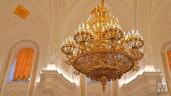 △喬治大廳內(nèi)燈光璀璨。（總臺國廣記者李晉拍攝）
