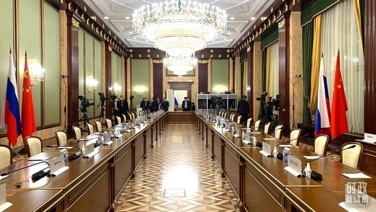 △俄羅斯聯(lián)邦政府大廈內(nèi)，習(xí)主席在這里會見俄羅斯總理米舒斯京。（總臺央視記者段德文拍攝）