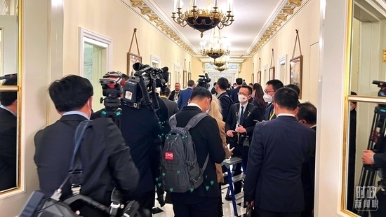  △等待進(jìn)入會場的新聞記者擠滿走廊。（總臺央視記者程鋮拍攝）