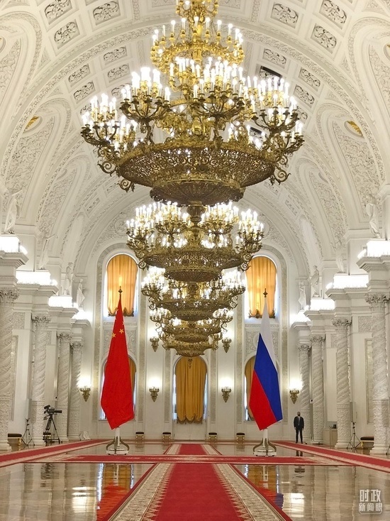 △克里姆林宮喬治大廳，習(xí)主席在這里同普京總統(tǒng)握手合影。（總臺央視記者石偉明拍攝）