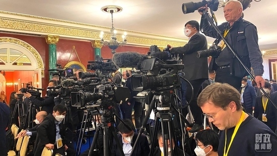 △等待中俄兩國元首共見記者的中外媒體同仁。（總臺央視記者段德文、李輝拍攝）