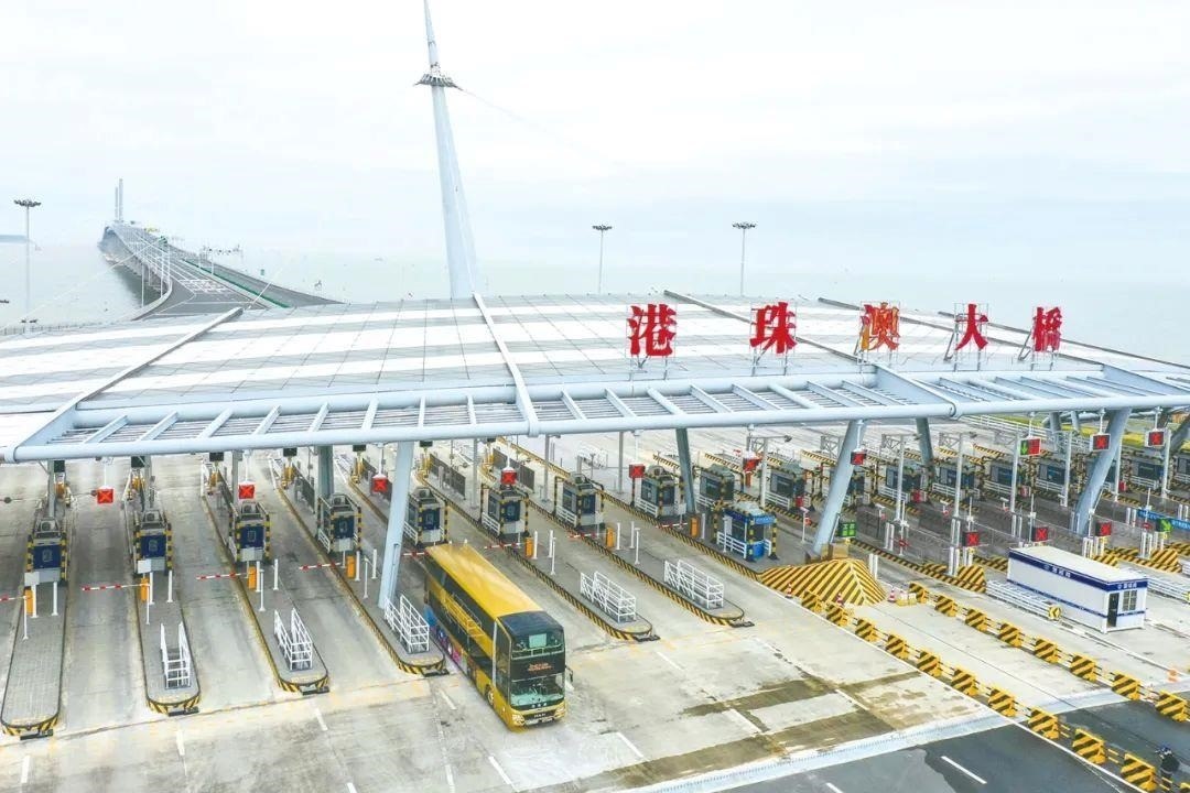 △一輛從香港開(kāi)往珠海的港珠澳大橋穿梭巴士入境珠海。