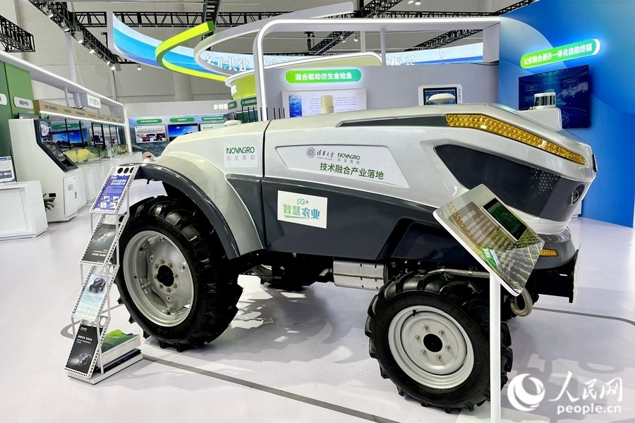 通過手機(jī)，就能指揮新能源無人駕駛拖拉機(jī)在田里作業(yè)。人民網(wǎng) 錢嘉禾攝