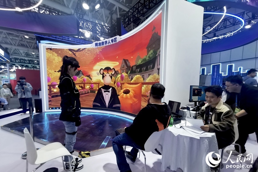 數(shù)字人主播“無聊猿”。人民網(wǎng) 葉青卿攝