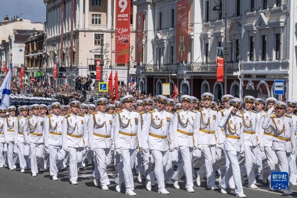 5月9日，在俄羅斯符拉迪沃斯托克市，軍人參加閱兵式。新華社發(fā)（郭飛洲攝）