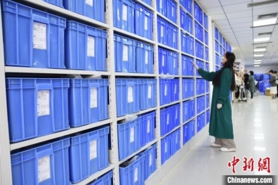 圖為鄭州大學(xué)人骨考古實(shí)驗(yàn)室內(nèi)的骨骼標(biāo)本庫。王宇 攝