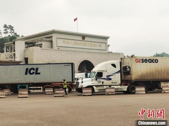 近日，位于中越邊境廣西憑祥市的友誼關(guān)口岸車水馬龍，裝載著東盟水果的跨境車輛來(lái)往不斷。黃艷梅 攝