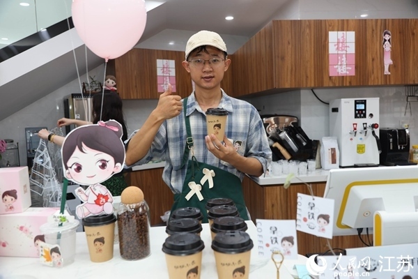 謝雨橋展示制作好的咖啡。人民網(wǎng)記者 馬曉波攝