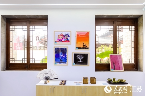 “棲棲小店”的文創(chuàng)產(chǎn)品展示廳。人民網(wǎng)記者 馬曉波攝