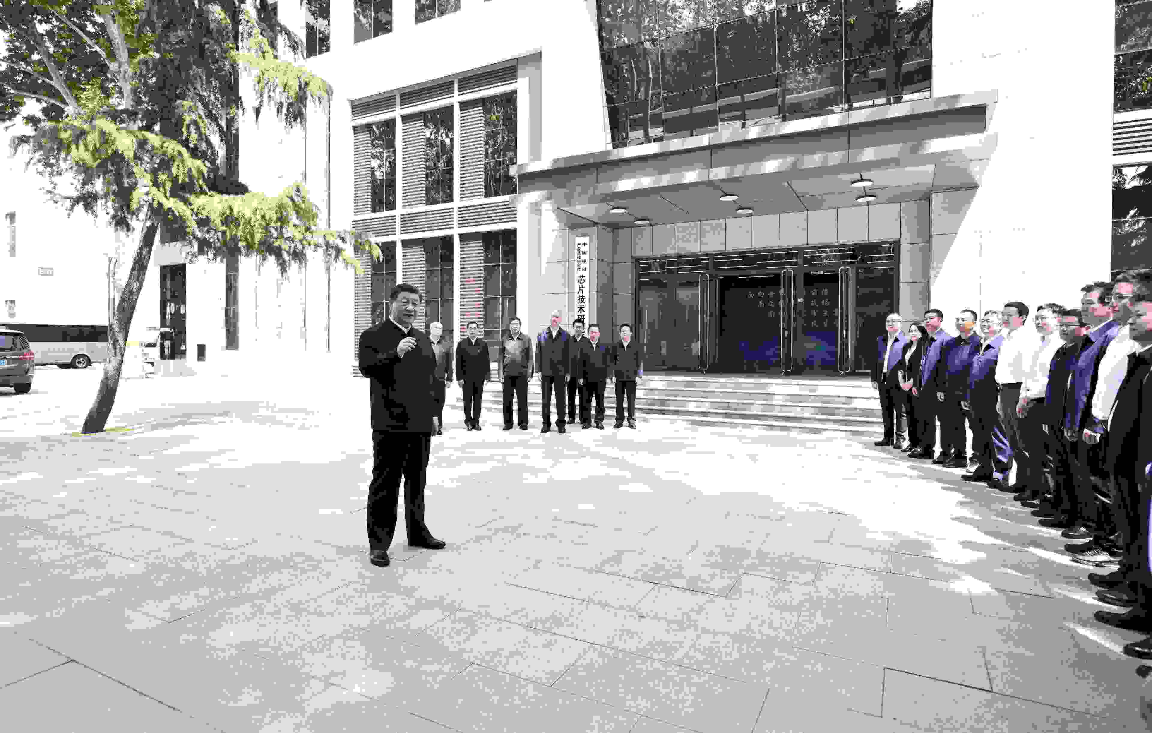 △2023年5月12日，習(xí)近平總書記在中國電科產(chǎn)業(yè)基礎(chǔ)研究院同科技工作者交流。