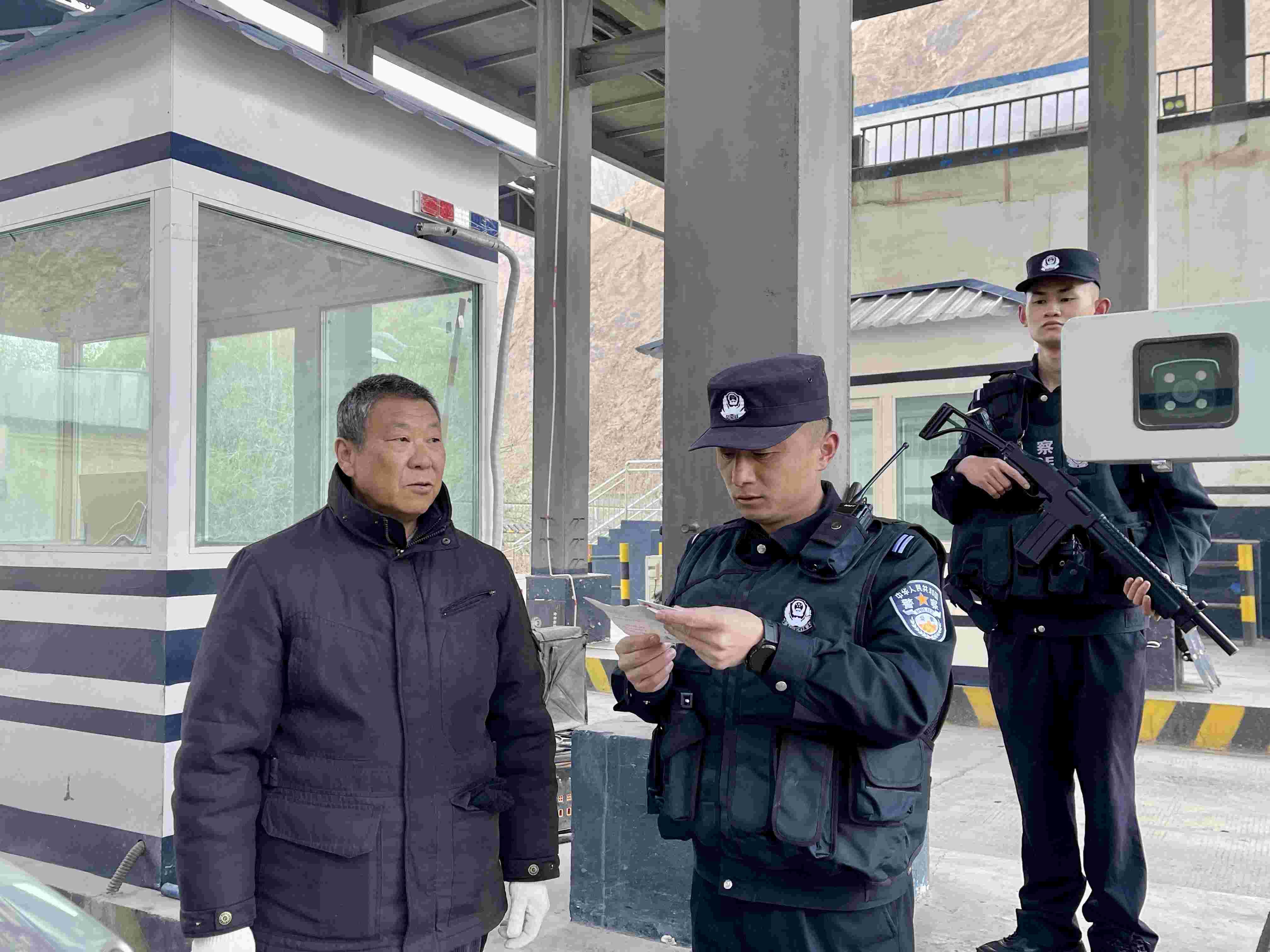 在庫地邊境檢查站，陳暢核對進出邊境管理區(qū)人員信息。人民網(wǎng) 周靜圓攝