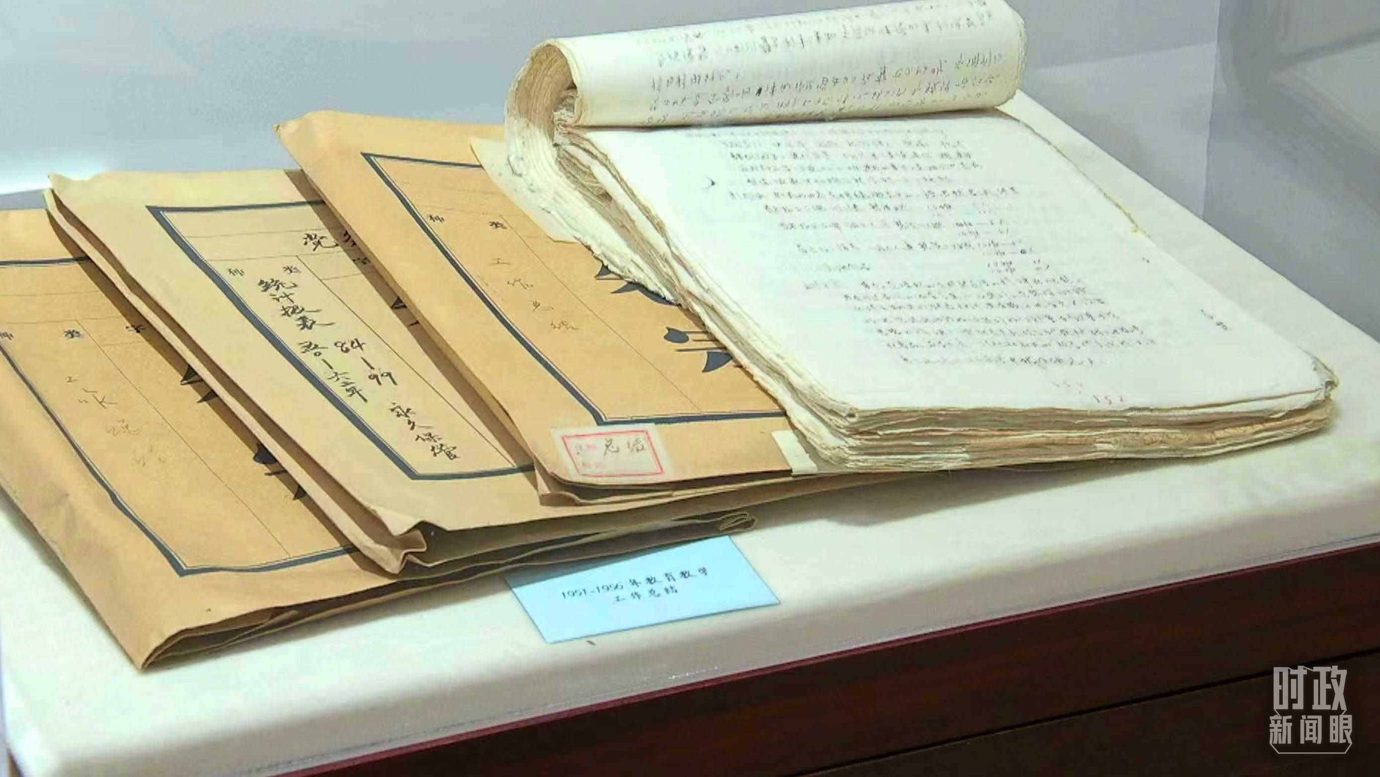 △校史館內(nèi)的教育教學(xué)工作總結(jié)展陳。（總臺央視記者金雨秋拍攝）