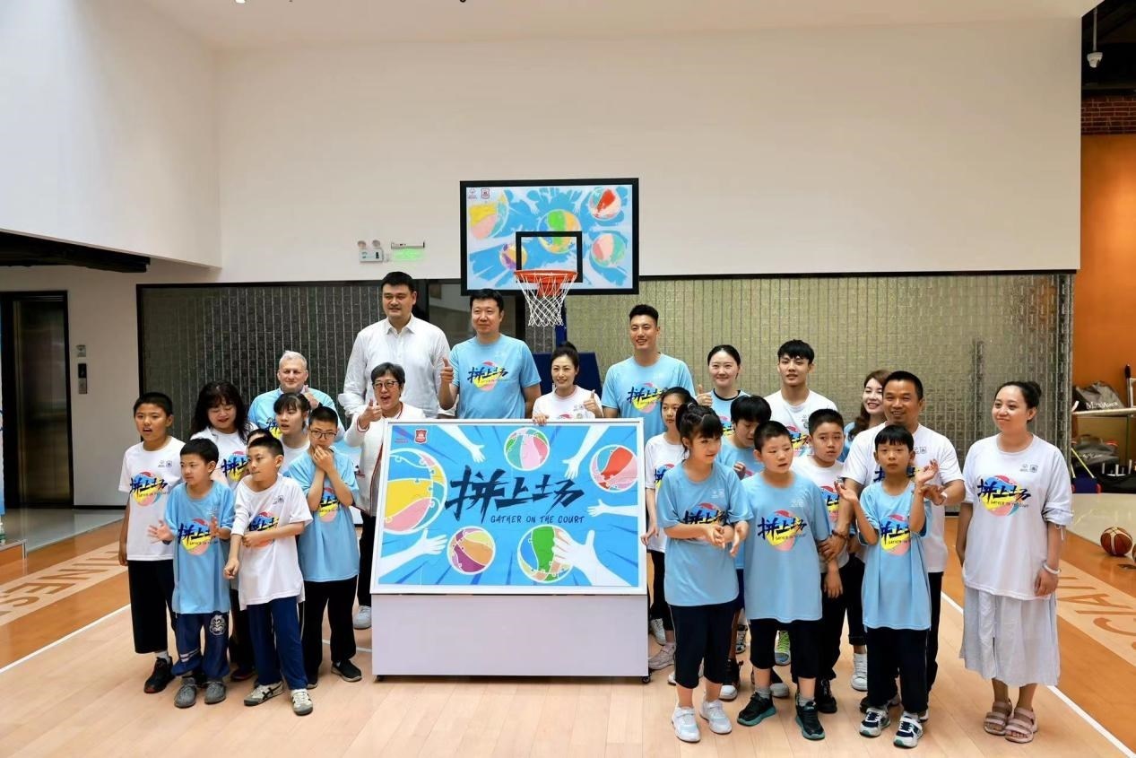 嘉賓與特奧小運(yùn)動(dòng)員在活動(dòng)結(jié)束后合影。人民網(wǎng)記者 郝帥攝