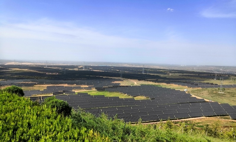 伊金霍洛旗天驕綠能50萬(wàn)千瓦采煤沉陷區(qū)生態(tài)治理光伏發(fā)電示范項(xiàng)目一角。人民網(wǎng)記者 孫博洋攝