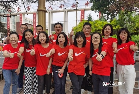 6月7日一早，陽(yáng)光明媚，天氣涼爽，在長(zhǎng)春市第八十七中學(xué)，考生們正陸續(xù)進(jìn)入考場(chǎng)。親友團(tuán)為參加高考的學(xué)子們加油鼓勁。人民網(wǎng)記者 王帝元攝
