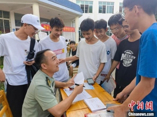 專(zhuān)武干部在講解相關(guān)政策。韋碩 攝