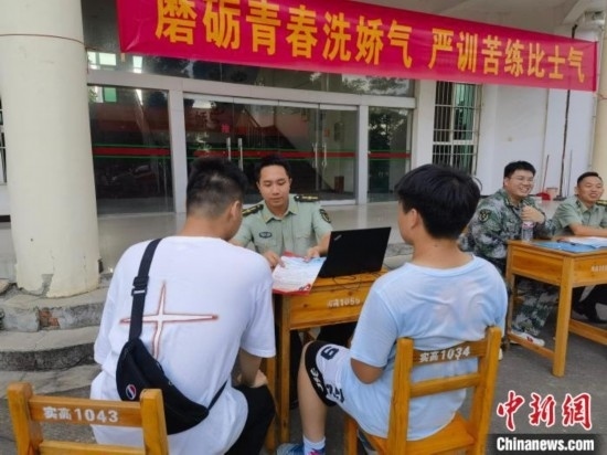 專(zhuān)武干部在講解相關(guān)政策。韋碩 攝