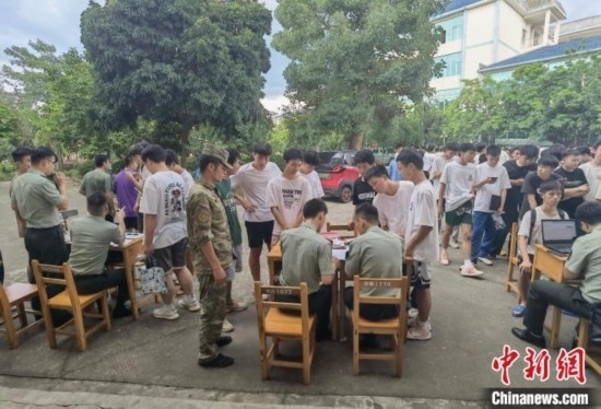 專(zhuān)武干部在發(fā)放兵役登記證。韋碩 攝